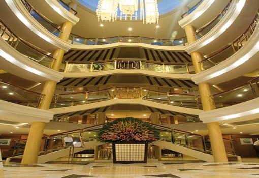 Vista general del impresionante Lobby del barco